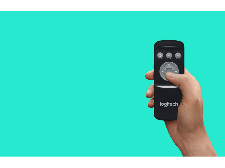 Kéz fekete Logitech távirányítót tart. A háttér türkiz színű.