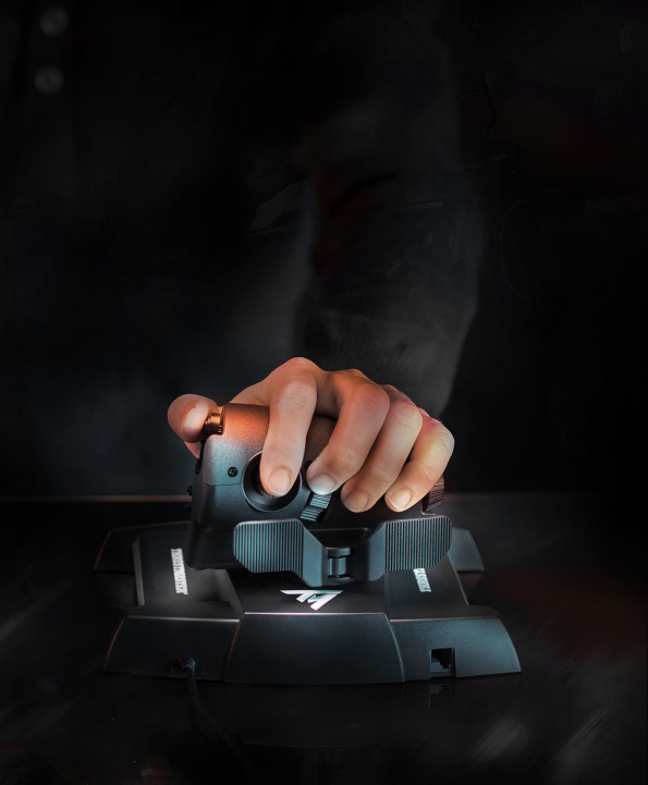 Hand hält schwarzen Flugsimulator-Joystick über dunkler Oberfläche.