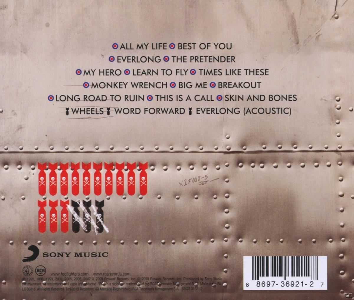 Album-Rückseite mit Songtiteln, Album-Artwork und dem Foo Fighters Logo. Text auf Metalloberfläche.