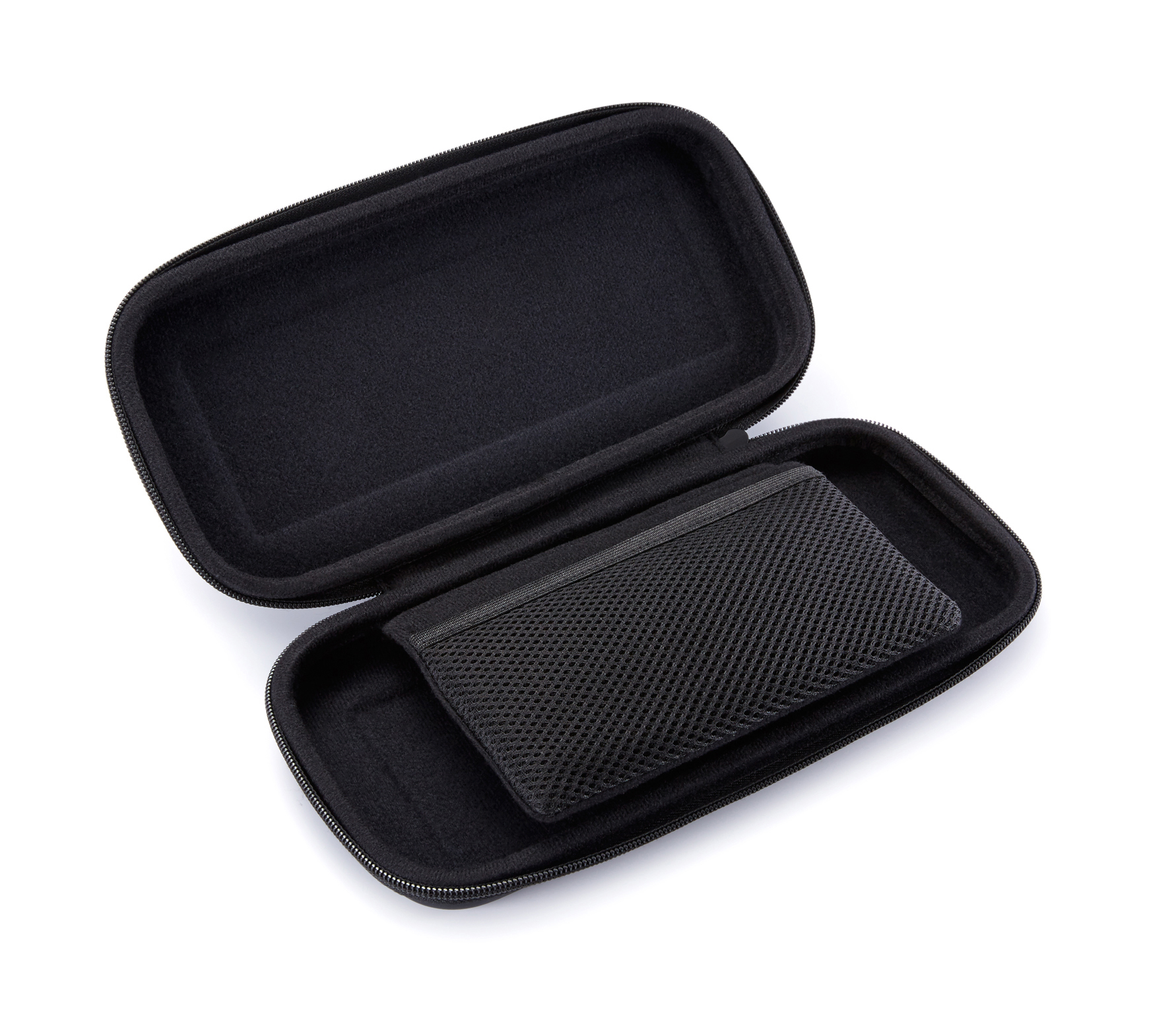 Ein offener schwarzer Koffer mit einer schwarzen Netztasche und einem schwarzen Gegenstand darin, auf weißem Hintergrund.