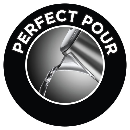 Gros plan sur l'eau versée d'une carafe argentée, avec le texte : PERFECT POUR.