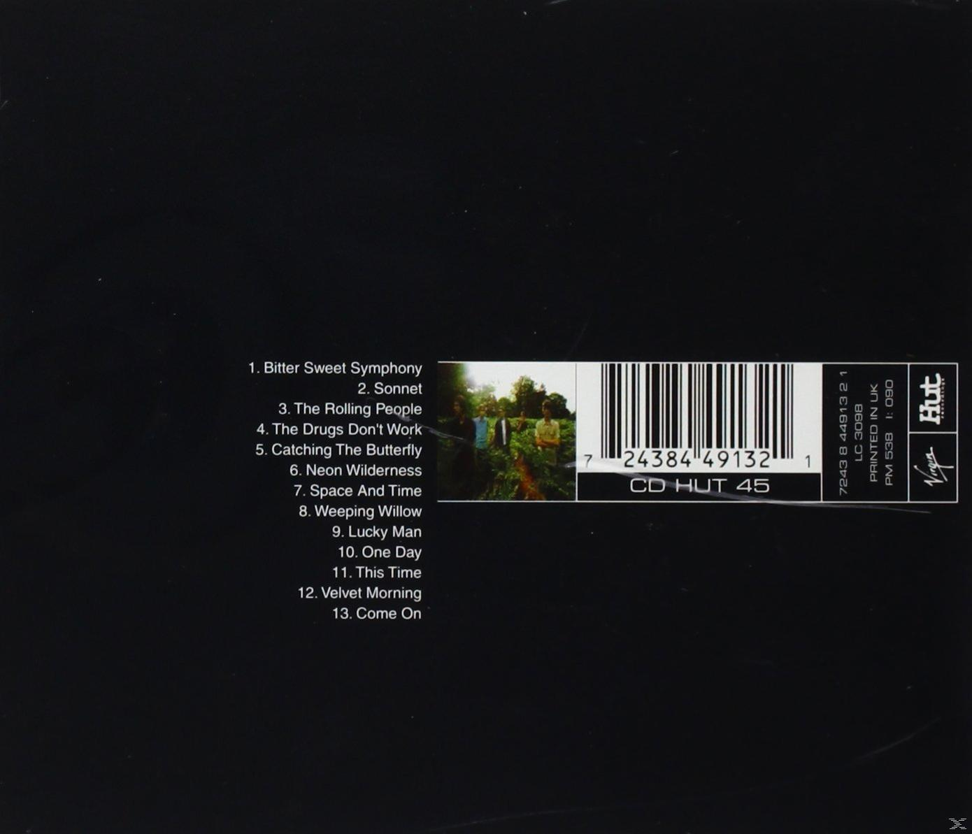 Rückseite einer CD-Hülle mit Titellisten und einem Barcode. Ein Foto von Leuten ist in der Mitte.
