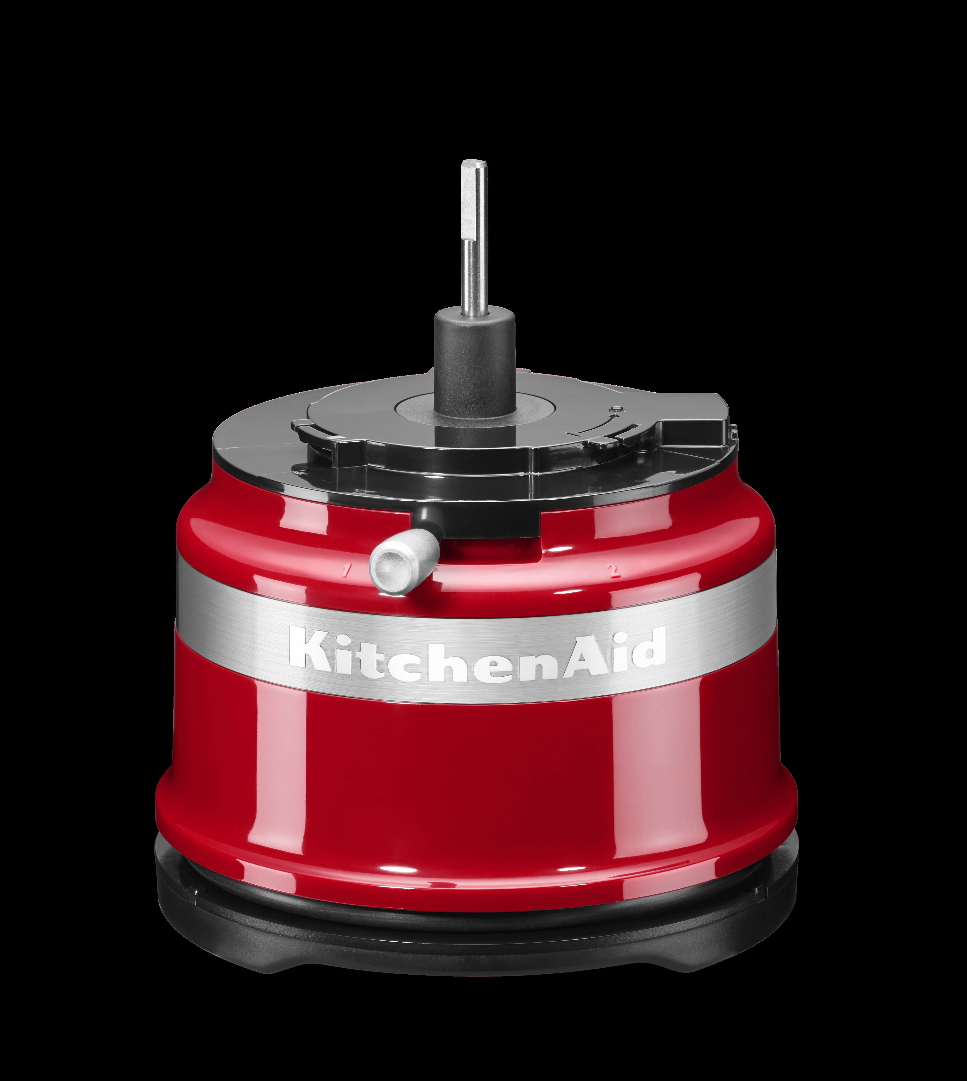 Roter KitchenAid-Küchenmixer auf schwarzem Hintergrund, mit silbernem Band und KitchenAid-Schriftzug.