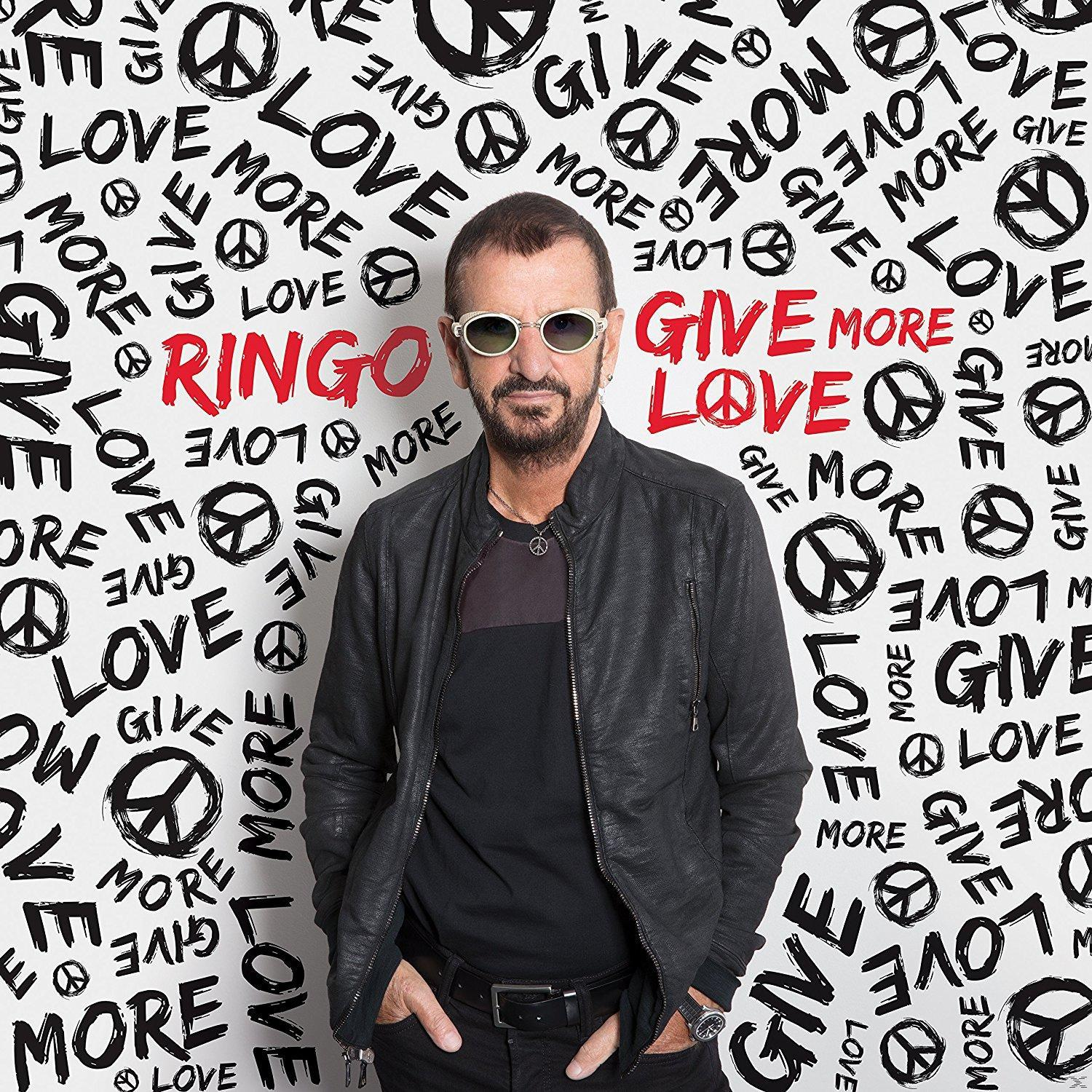 Ringo Starr vor einem weißen Hintergrund mit Friedenssymbolen und dem Wort 'LOVE'.