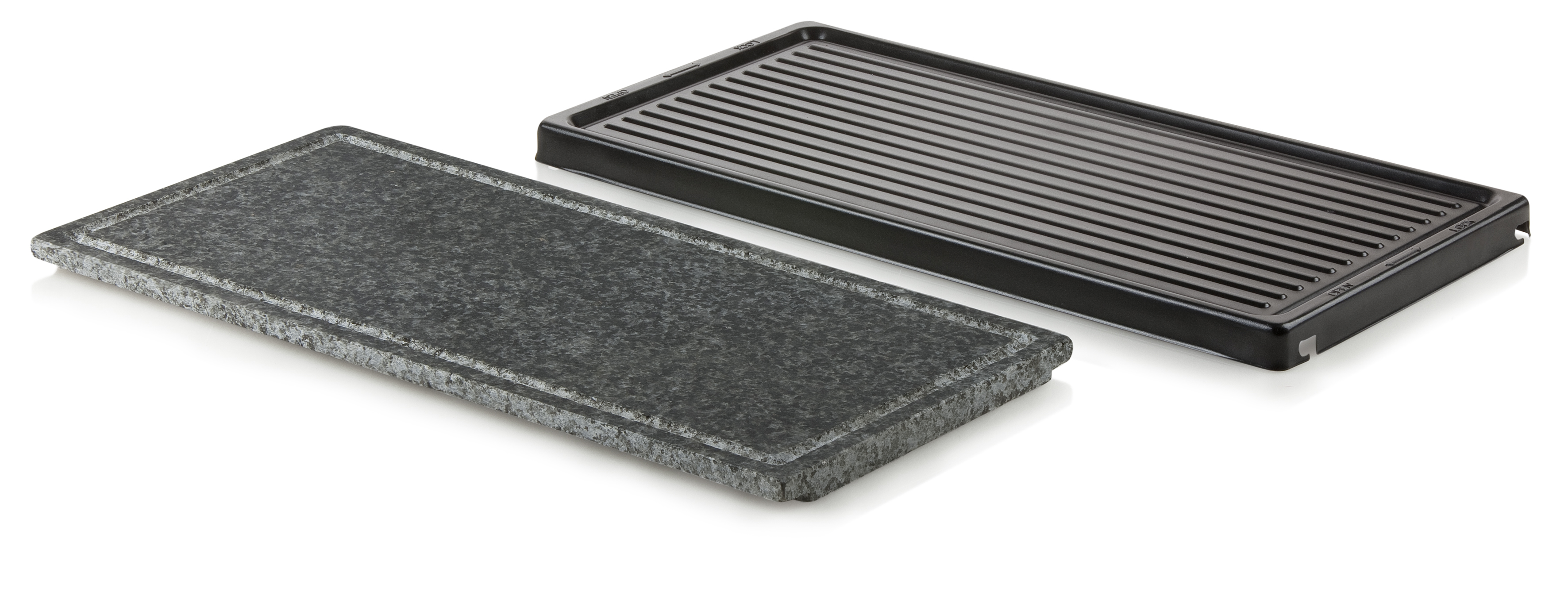 Twee zwarte grillplaten, één steenachtig, geïsoleerd op witte achtergrond.