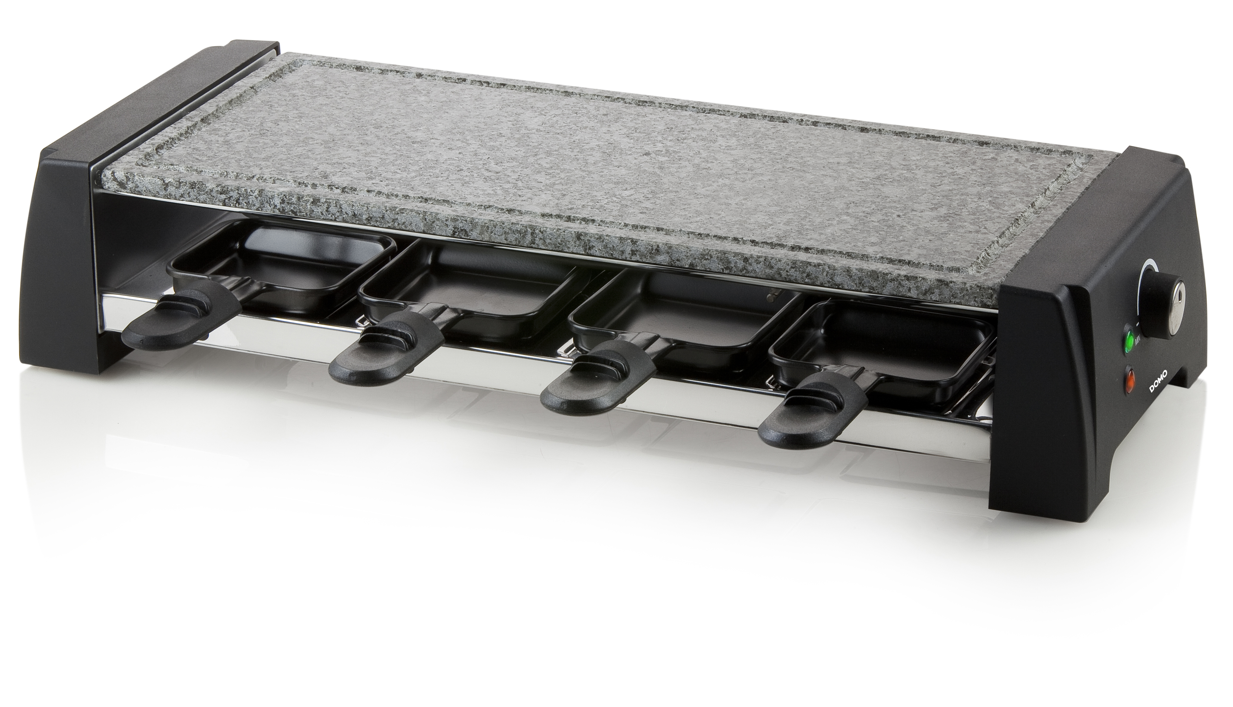 Raclette grill met vier pannetjes, een stenen oppervlak en zwarte handvatten. Witte achtergrond.