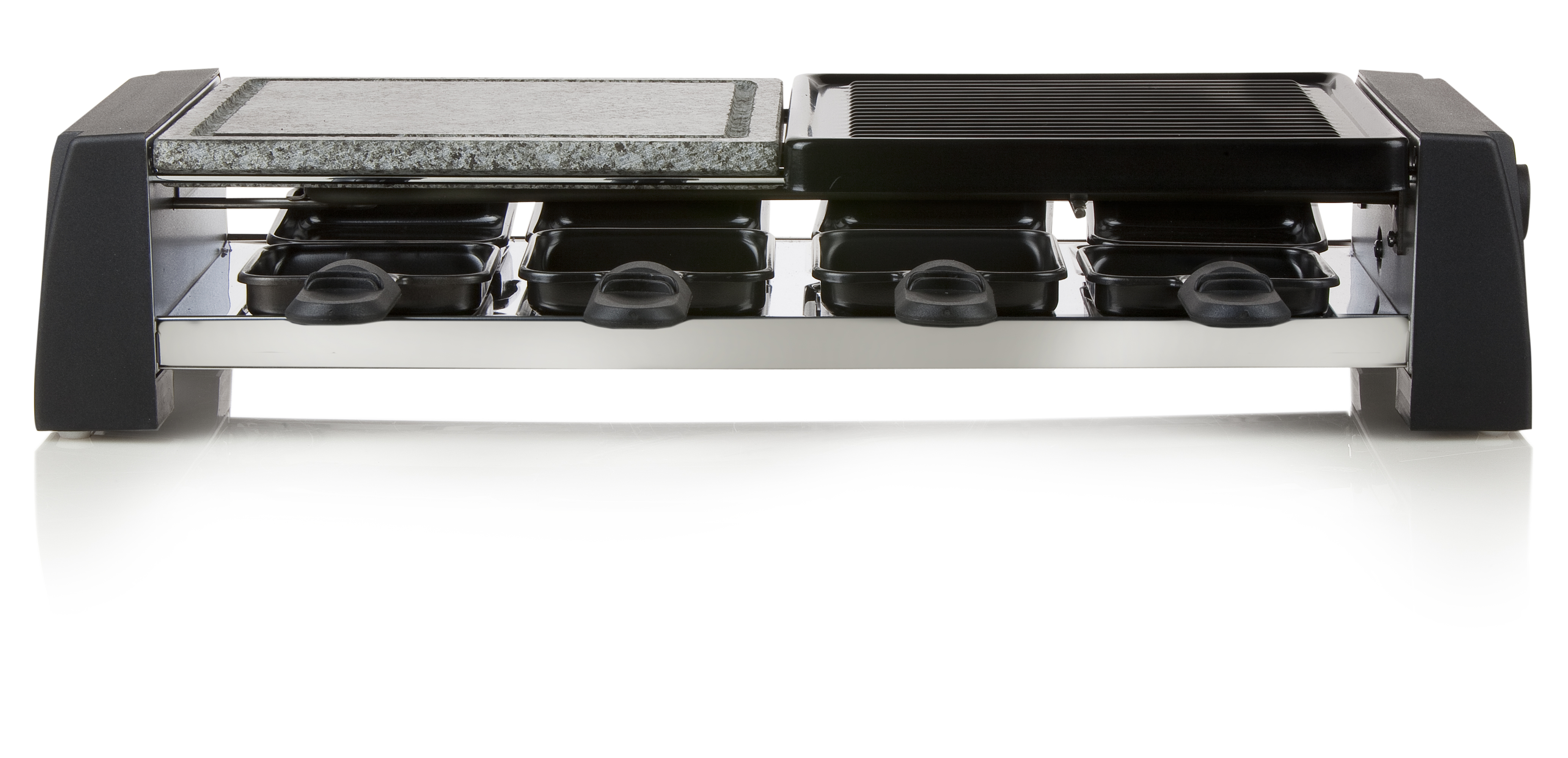 Gril à raclette avec surfaces de cuisson en pierre et striées. Quatre poêlons en dessous. Design noir et argenté.