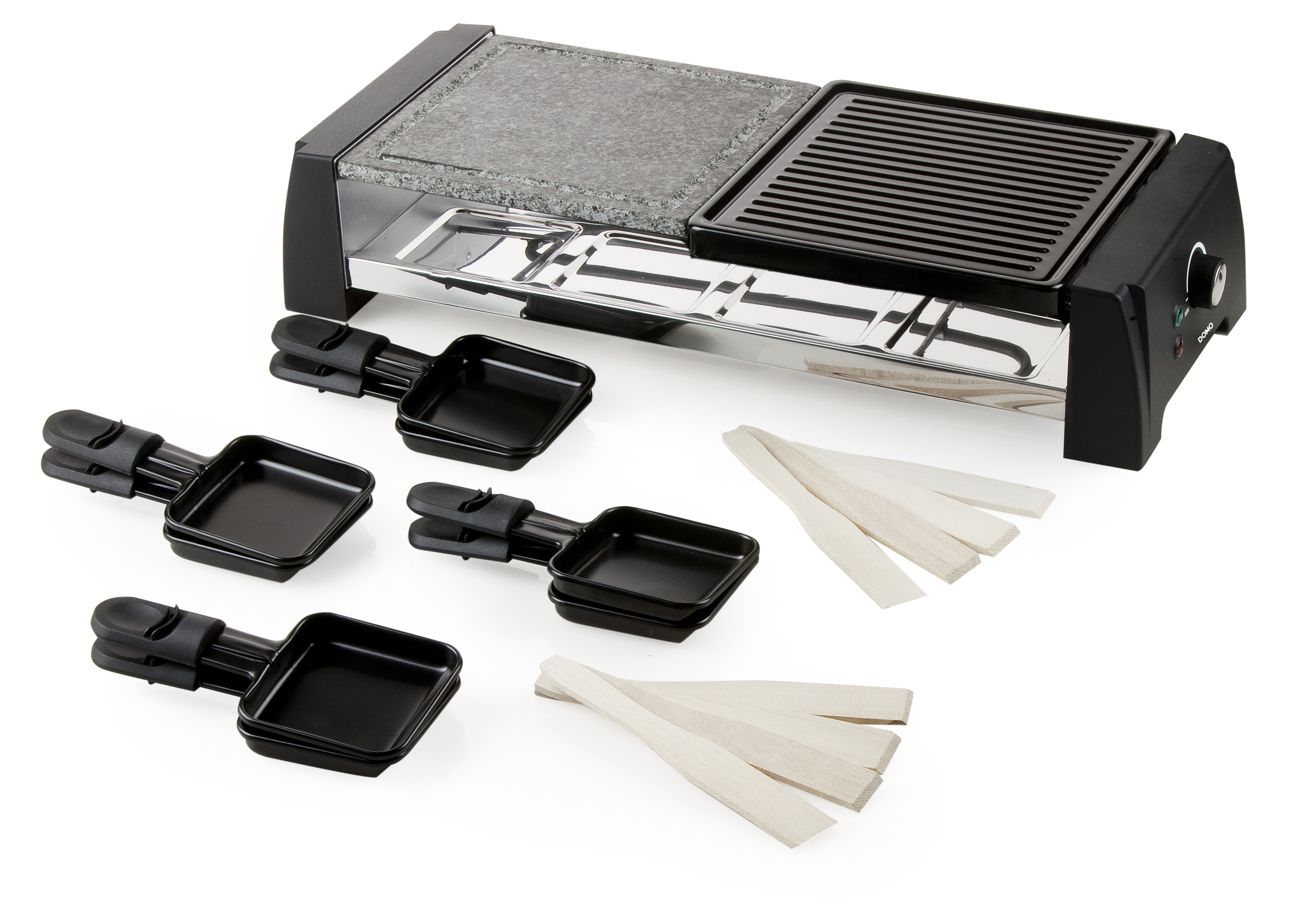 Gril à raclette avec poêlons noirs et spatules en bois, fond blanc.
