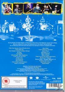 Blauwe dvd-hoes met bandfoto's, tracklist en beoordelingen. De tekst is wit.