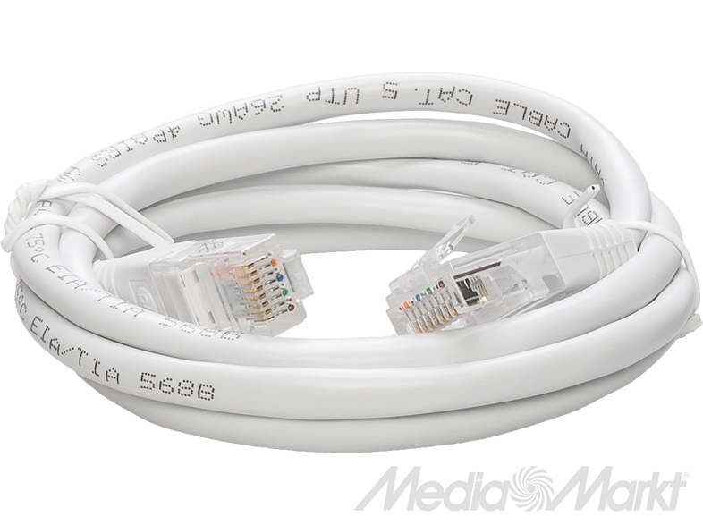 Fehér Ethernet kábel átlátszó csatlakozókkal, feltekerve, fehér háttéren.