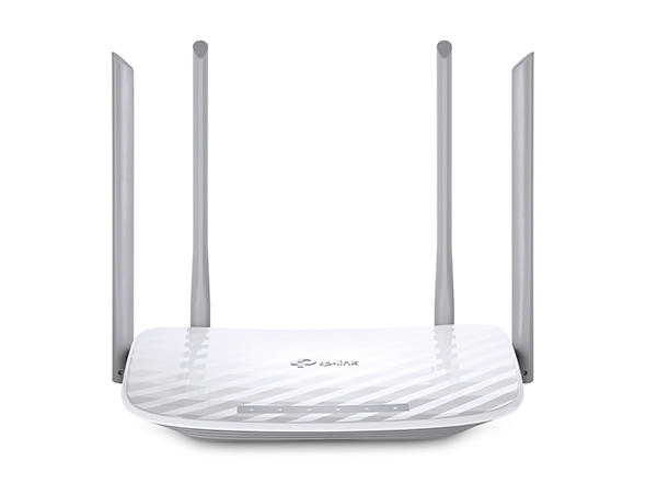 Dört gri antenli beyaz TP-Link yönlendirici. Desenli beyaz bir tabanı var. Beyaz zemin üzerinde izole edilmiş.