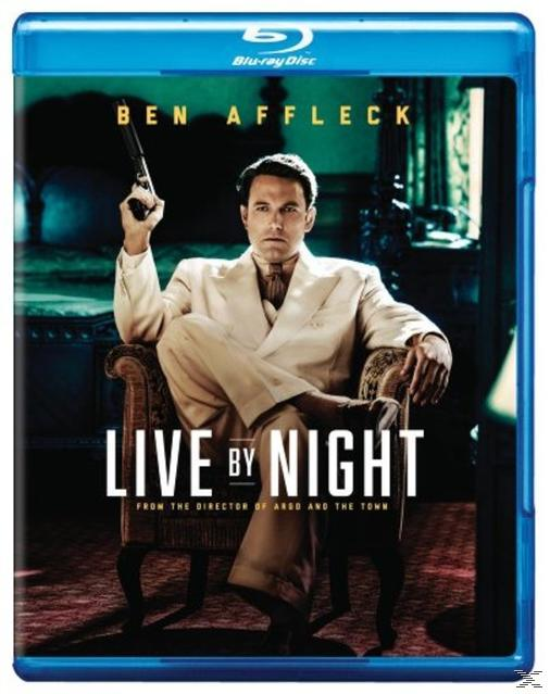 DVD-hoes voor "Live by Night" met Ben Affleck die een pistool vasthoudt.