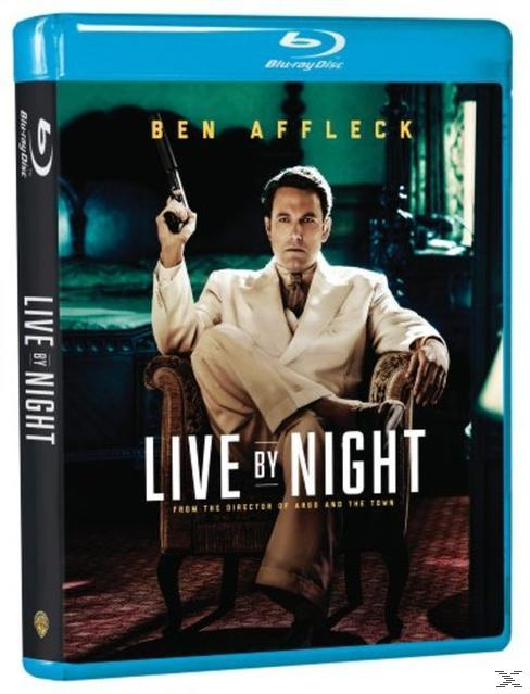 Blu-ray cover voor 'Live by Night'. Ben Affleck met een pistool. Blauwe case.