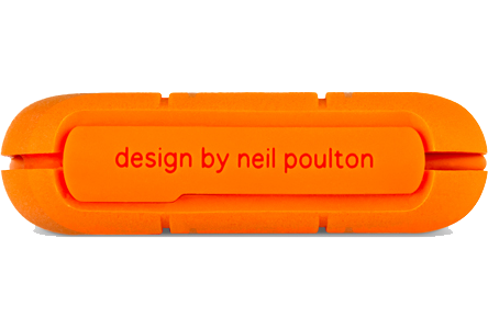 Oranje draagbare harde schijf met de tekst 'design by neil poulton' in het wit.