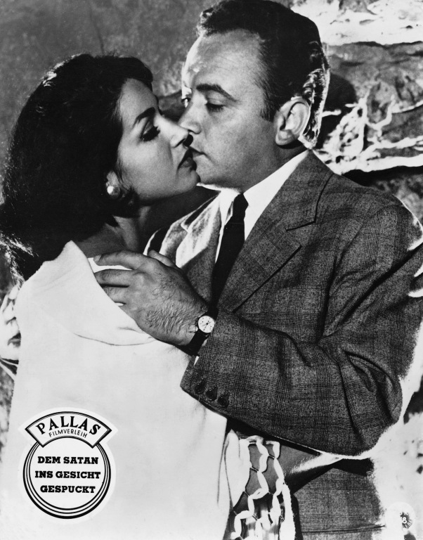 Schwarz-Weiß-Bild eines sich küssenden Mannes und einer Frau. Ein Filmplakat unten links.