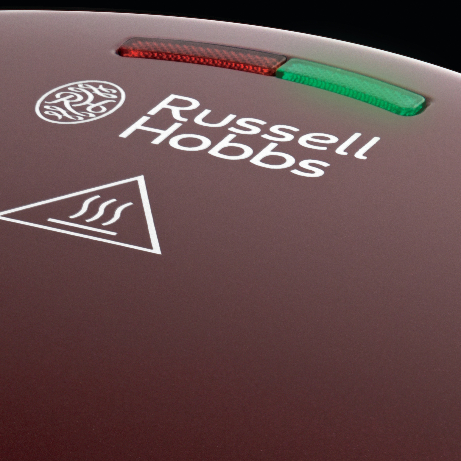 Nahaufnahme eines Russell Hobbs-Geräts mit roten und grünen Lichtern und dem Markennamen.