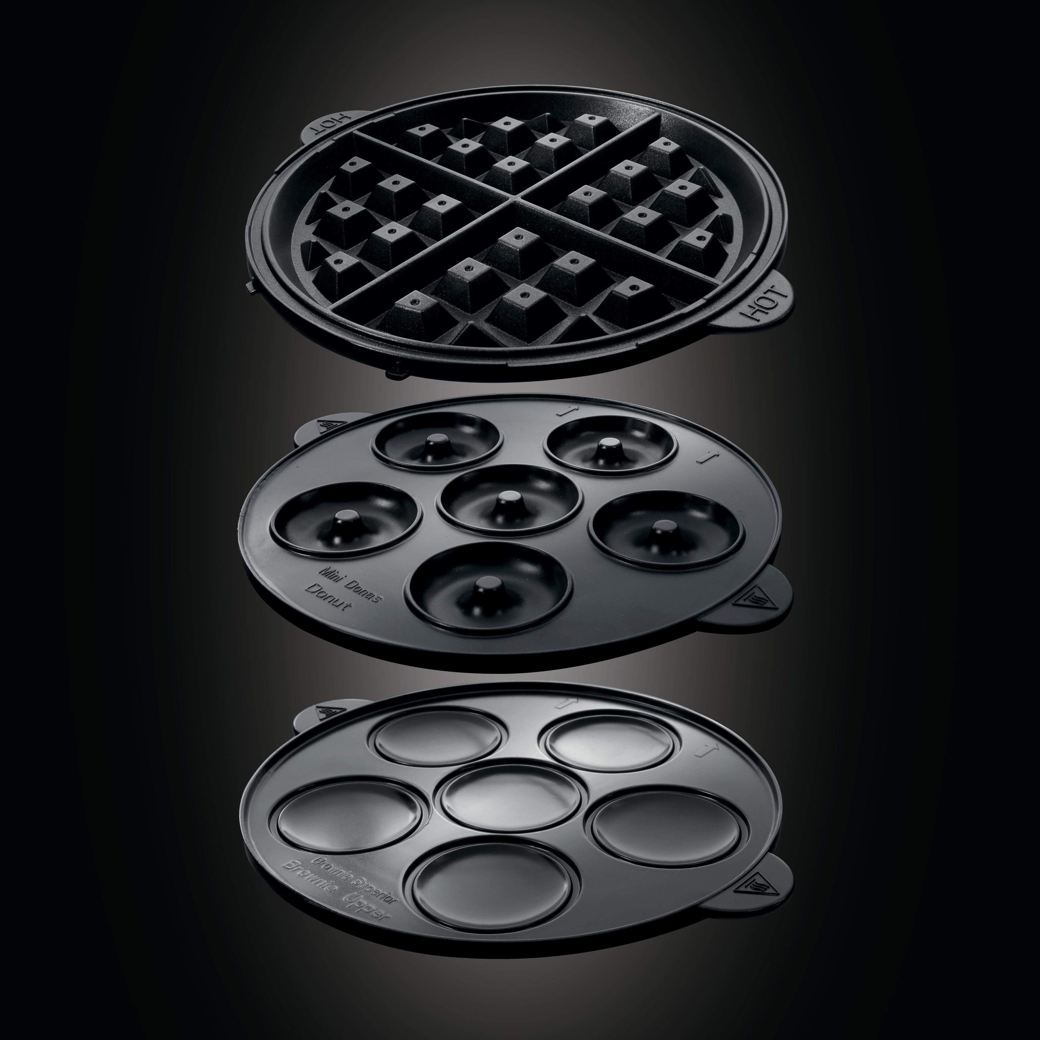 Drei schwarze Backplatten für Waffeln, Mini-Donuts und runde Pfannkuchen.