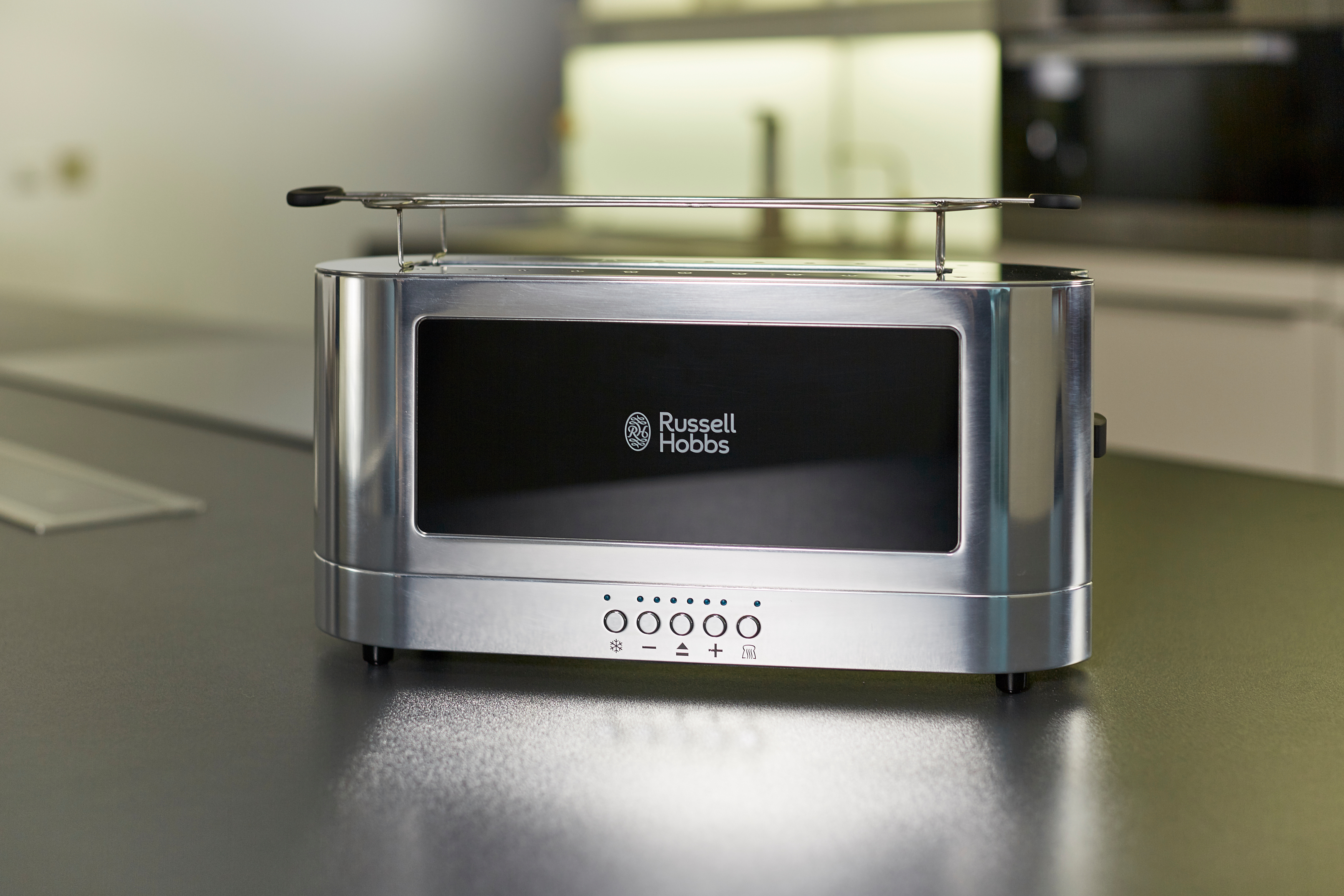 Silberner Russell Hobbs Toaster. Hat ein Fenster zur Ansicht des Toasts. Mehrere Knöpfe für verschiedene Röststufen.