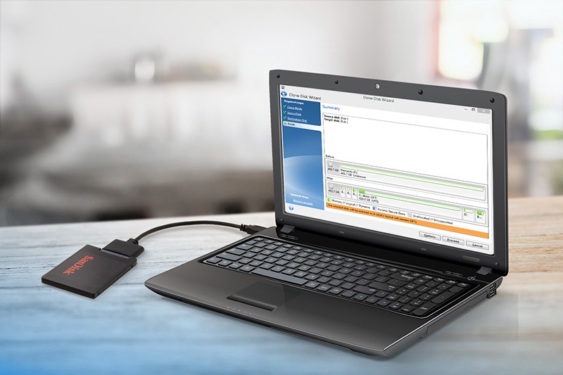 Laptop mit SanDisk SSD verbunden. Geöffneter Bildschirm, Daten werden angezeigt. Verschwommener Hintergrund.