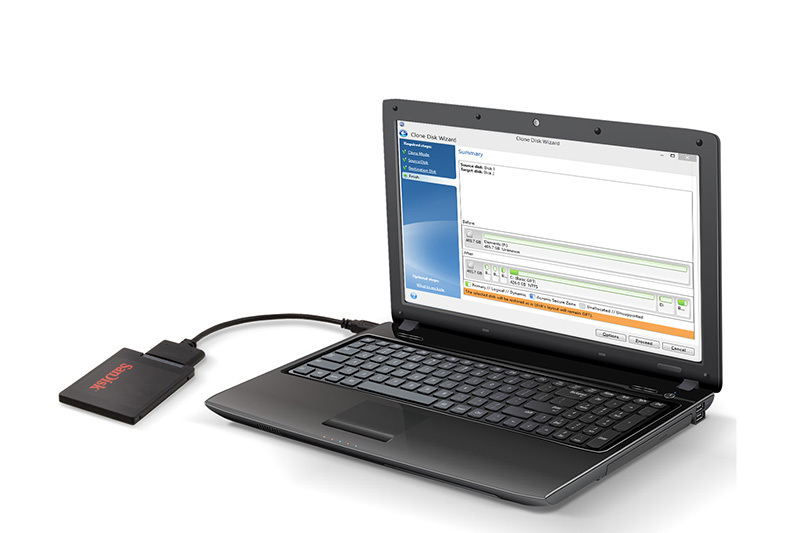 Ein Laptop, der mit einer schwarzen externen Festplatte verbunden ist. Der Bildschirm zeigt eine Datentransferschnittstelle.