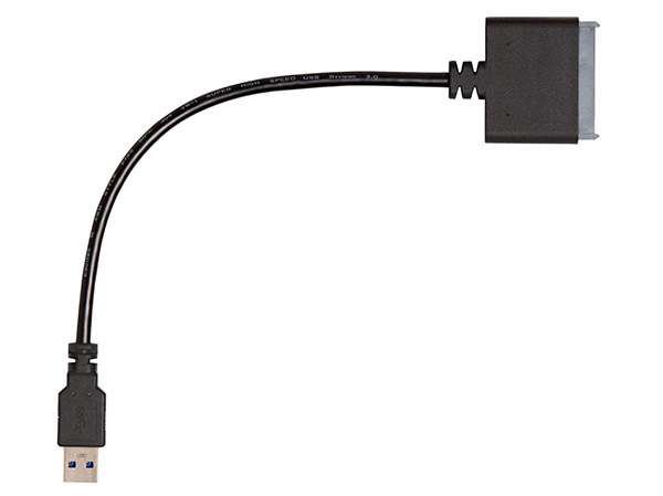 Schwarzes USB-zu-SATA-Kabel. Ein Ende USB, das andere verbindet sich mit einem SATA-Gerät. Weißer Hintergrund.