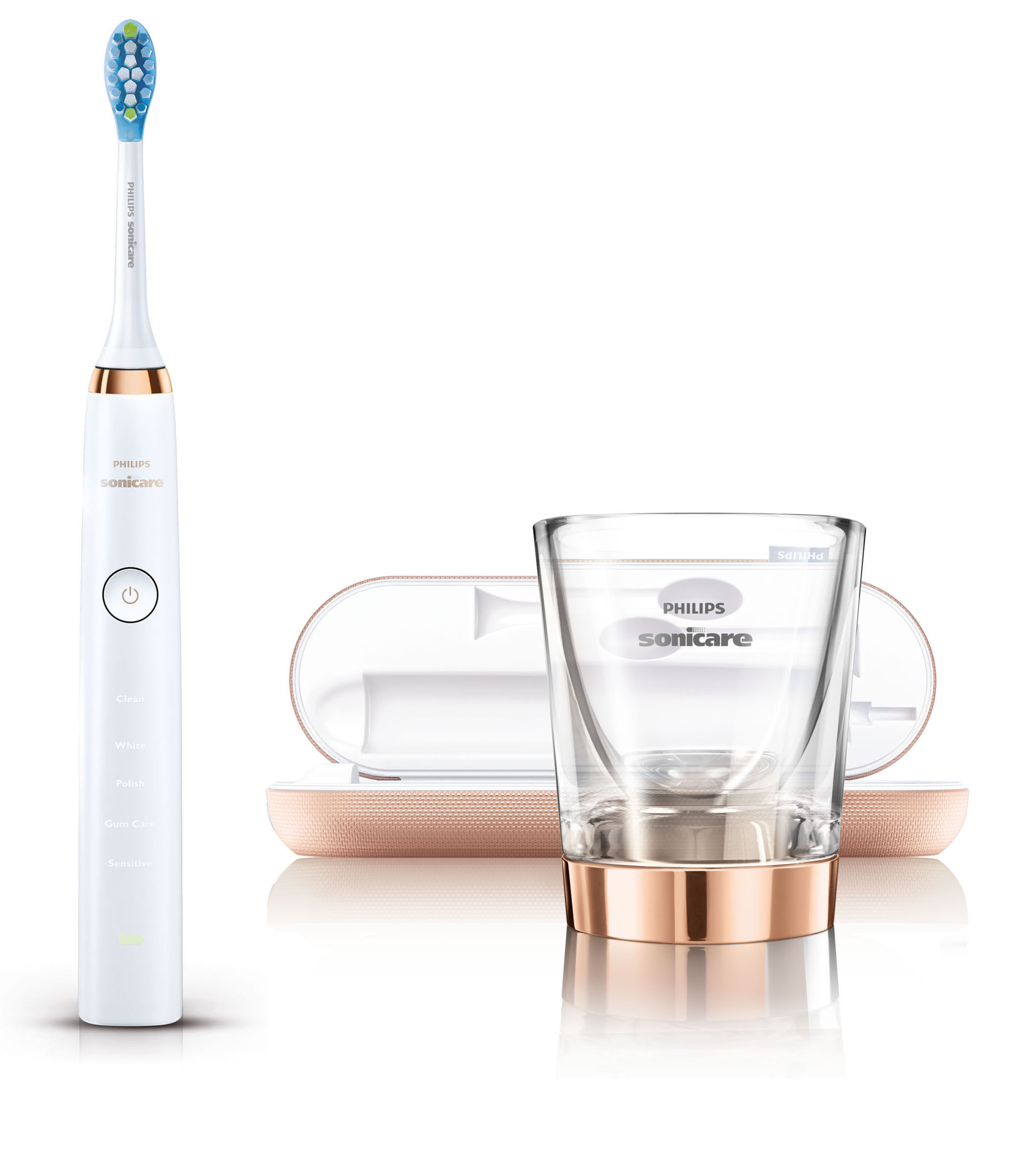 Weiße Philips Sonicare Zahnbürste, Ladestation und Glas. Roségold-Akzente, weißer Hintergrund.
