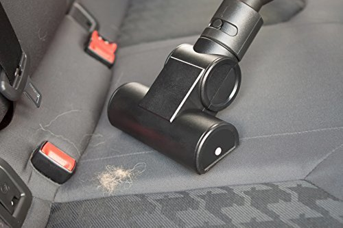 Staubsauger reinigt Autositze mit sichtbarem Schmutz.