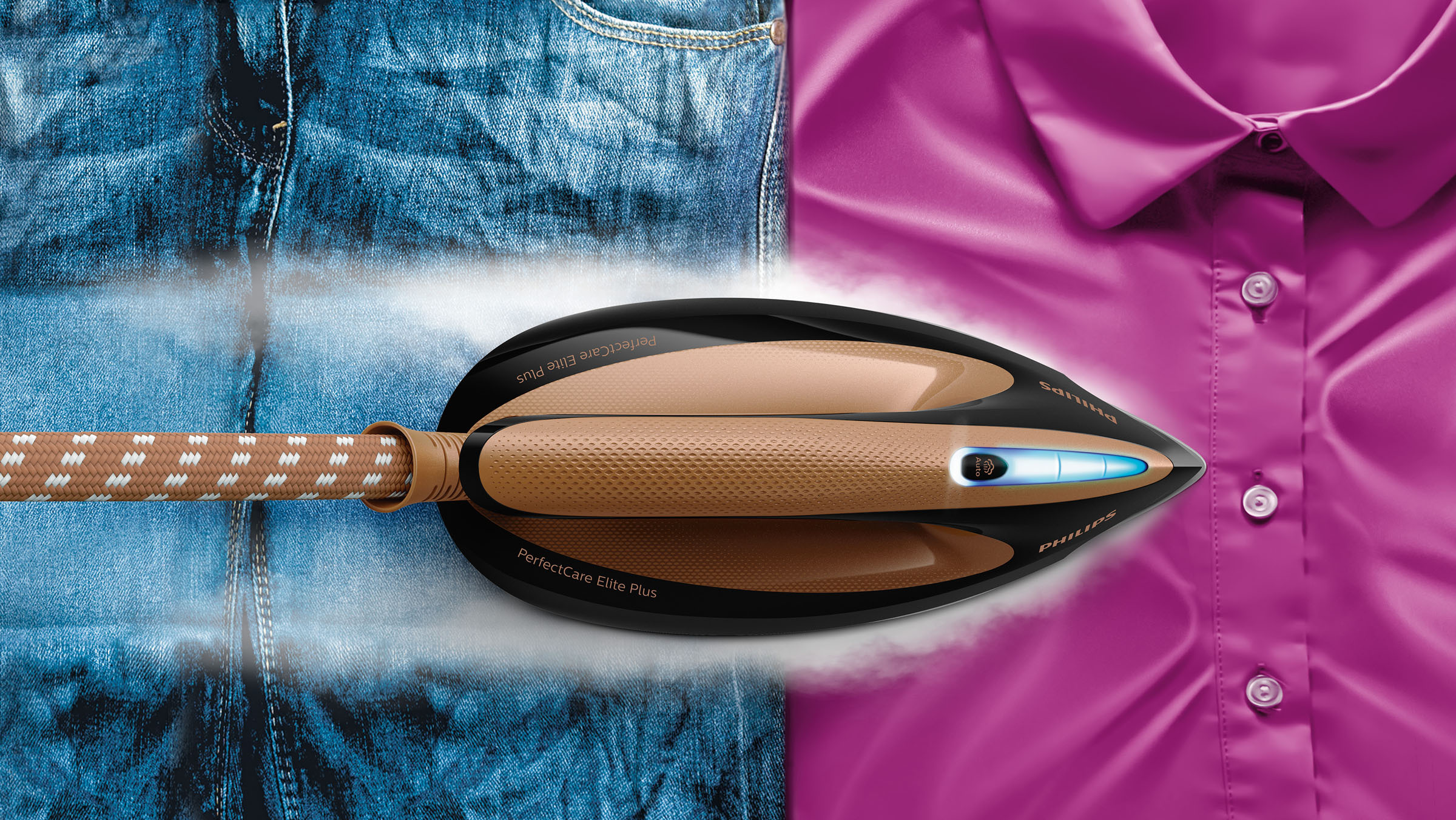 Bügeleisen auf Jeans und einem rosa Hemd, mit Dampfeffekt und dem Bügeleisen in der Mitte.