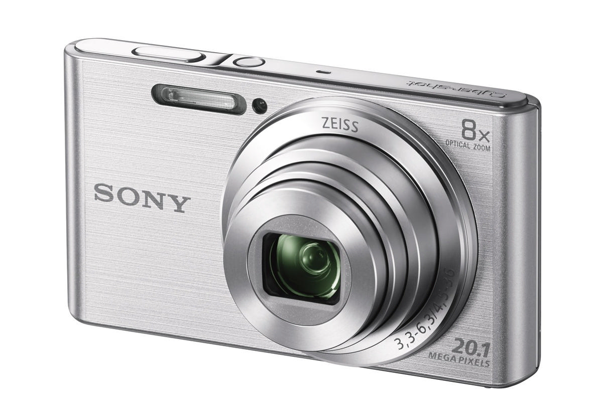 Mercek ve flaşlı gümüş Sony Cybershot dijital kamera.