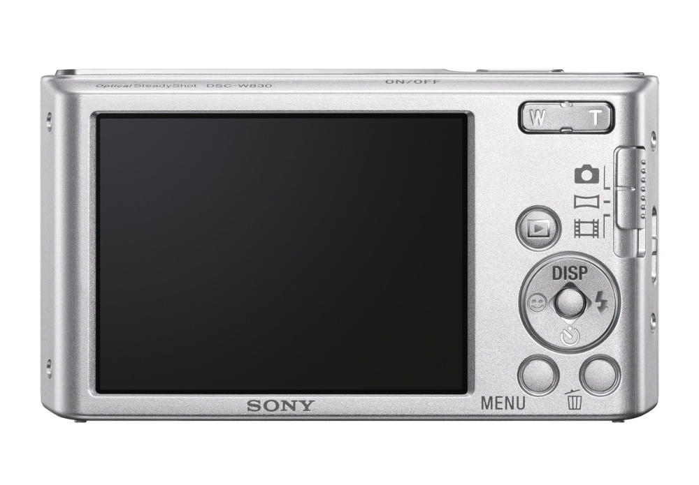 Gümüş Sony dijital fotoğraf makinesi, arka görünüm: ekran, düğmeler, beyaz zemin.