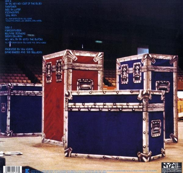Albumcover: vier Koffer, rot und blau, mit Text und Künstlerinfo.