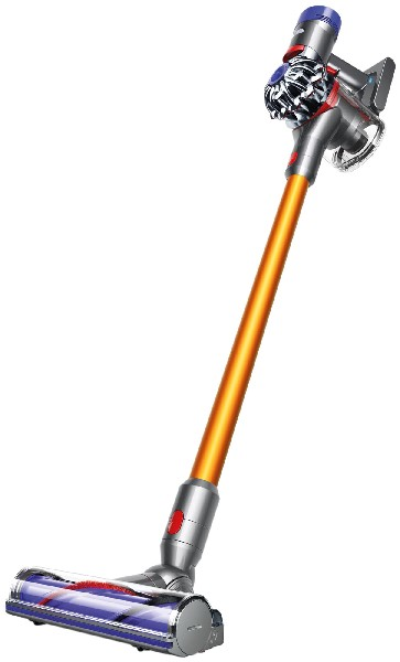 Ein silberner und orangefarbener kabelloser Staubsauger von Dyson, mit langem Griff und Bürstenkopf.