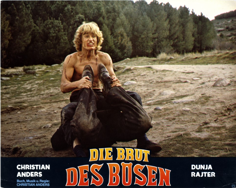 Filmplakat von 'Die Brut des Bösen', Mann im Kampf, blondes Haar, in einer Waldszene.