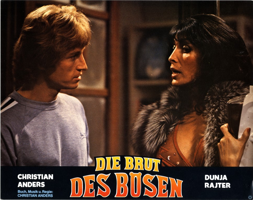 Ein Filmplakat zeigt einen Mann und eine Frau im Gespräch. Der Text lautet 'Die Brut des Bösen'.