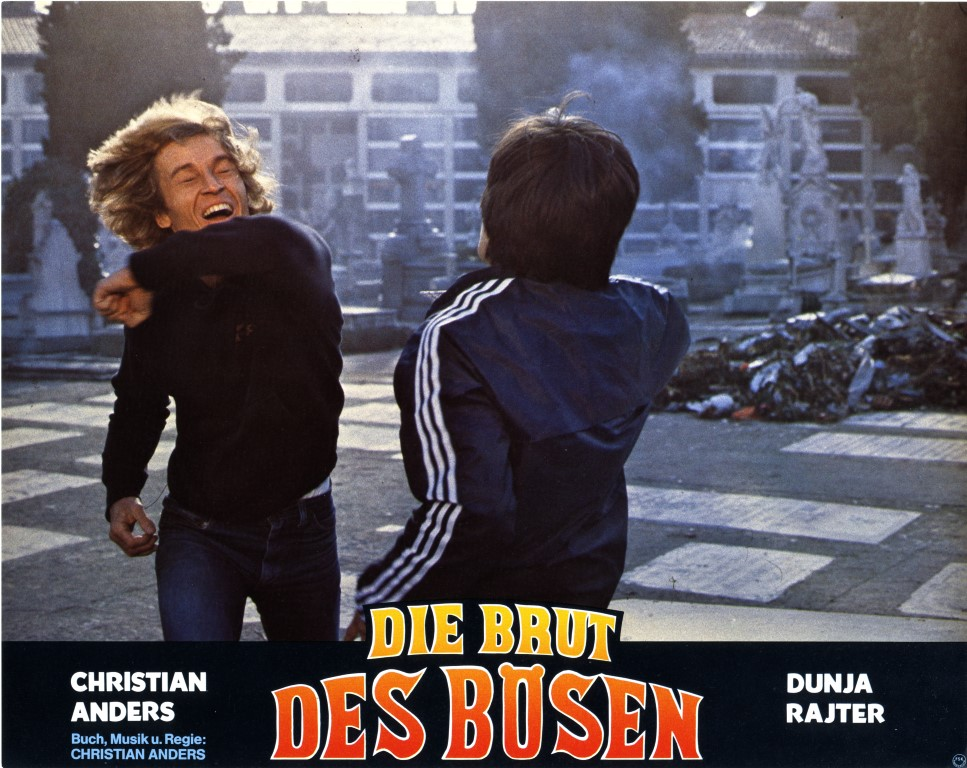 Filmposter: Zwei Männer kämpfen. Einer schlägt. Titel: Die Brut Des Bösen. Titel in Rot und Gelb.