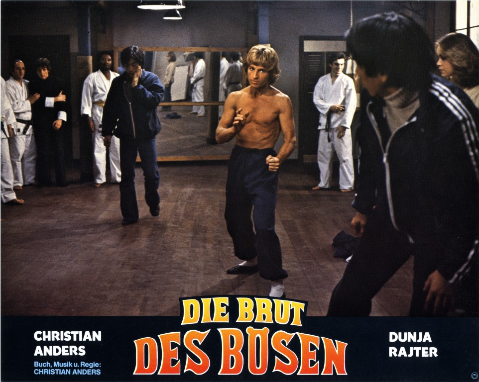 Eine Filmszene mit Schauspielern in einem Dojo. Der Titel 'Die Brut des Bosen' steht unten.