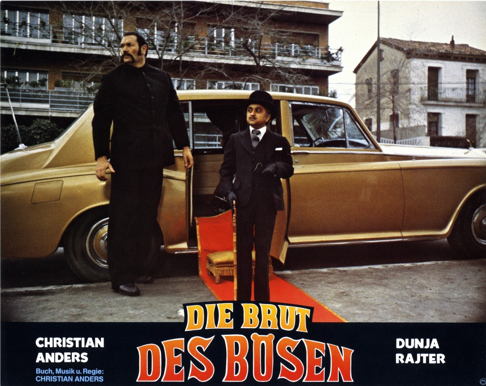 Filmplakat: Zwei Männer, ein großer und ein kleiner, vor einem klassischen Auto.