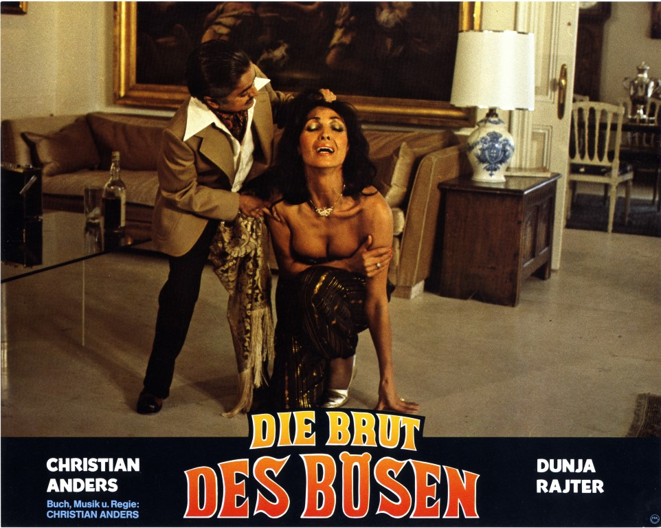 Ein Mann hilft einer Frau in einem tief ausgeschnittenen Kleid in einem Raum mit Sofa und Gemälde, ein Filmplakat.