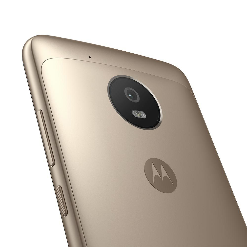 Goldenes Smartphone, Rückansicht. Kameralinse und Motorola-Logo sind sichtbar, auf weißem Hintergrund.