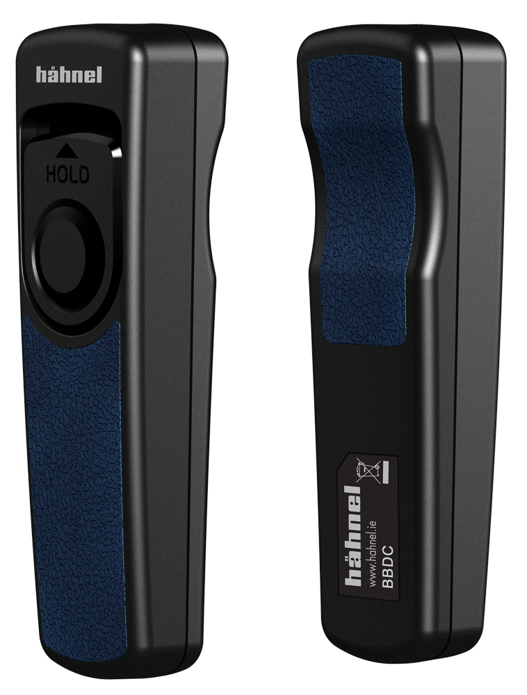 Schwarze Fernbedienung mit blau strukturierter Grifffläche an der Seite. Enthält das Wort HOLD und den Markennamen.