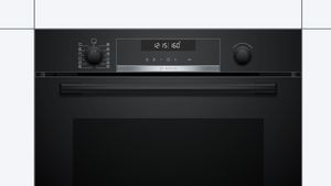 Schwarzer Einbau-Backofen mit Digitalanzeige und Drehknöpfen. Der Ofen ist schwarz.