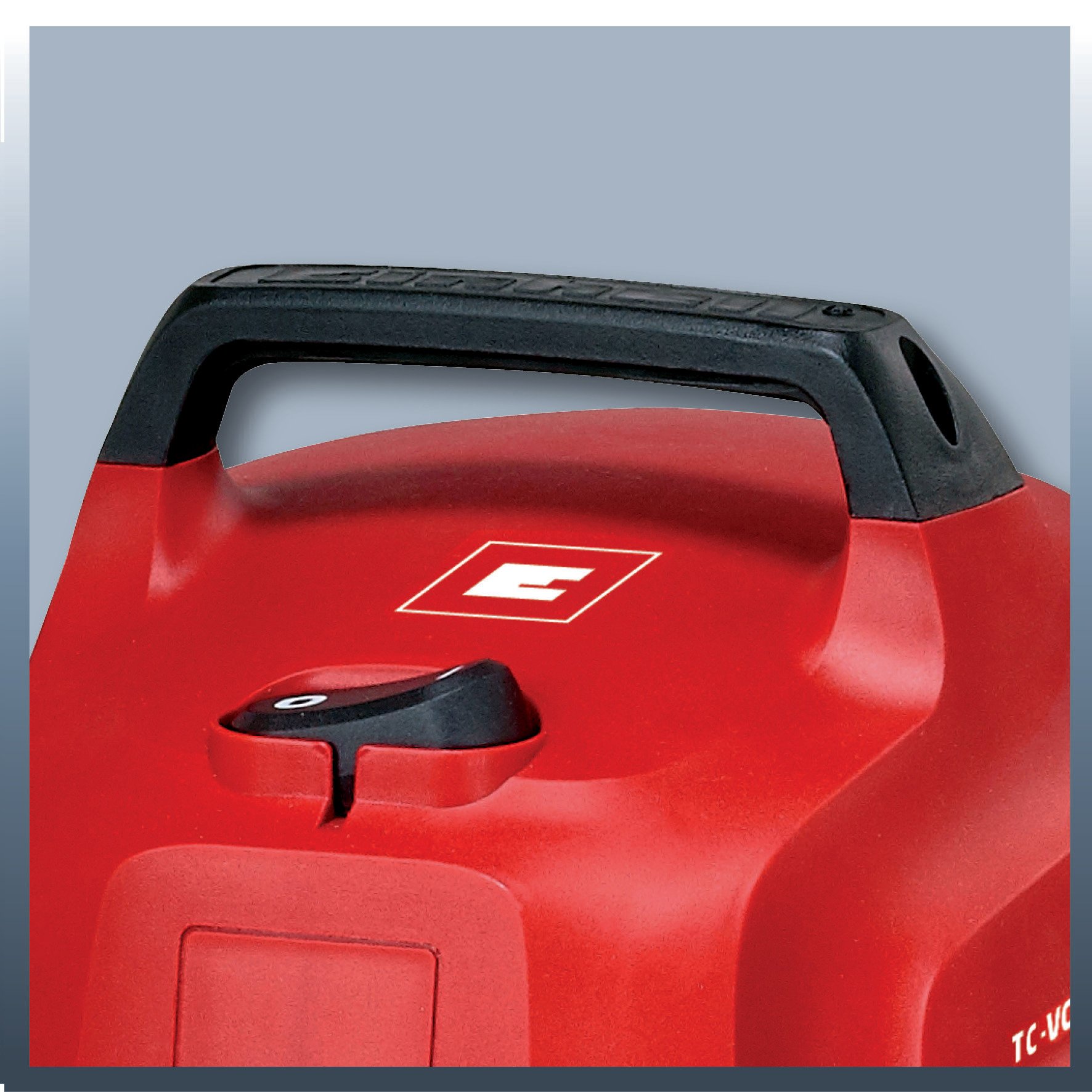 Rotes Elektrowerkzeug mit schwarzem Griff. Schwarzer Schalter oben. Weißes E-Logo.