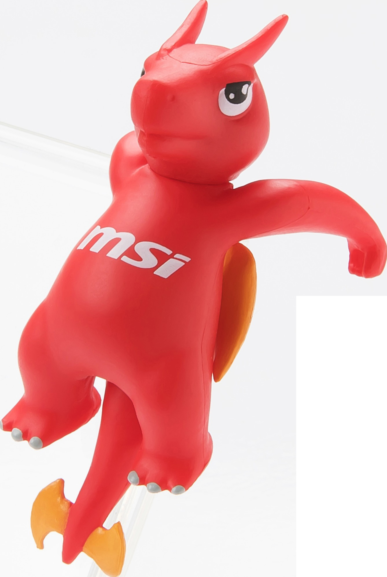 Rote Drachenfigur mit 'msi'-Logo. Es hat orange Flügel und einen weißen Hintergrund.