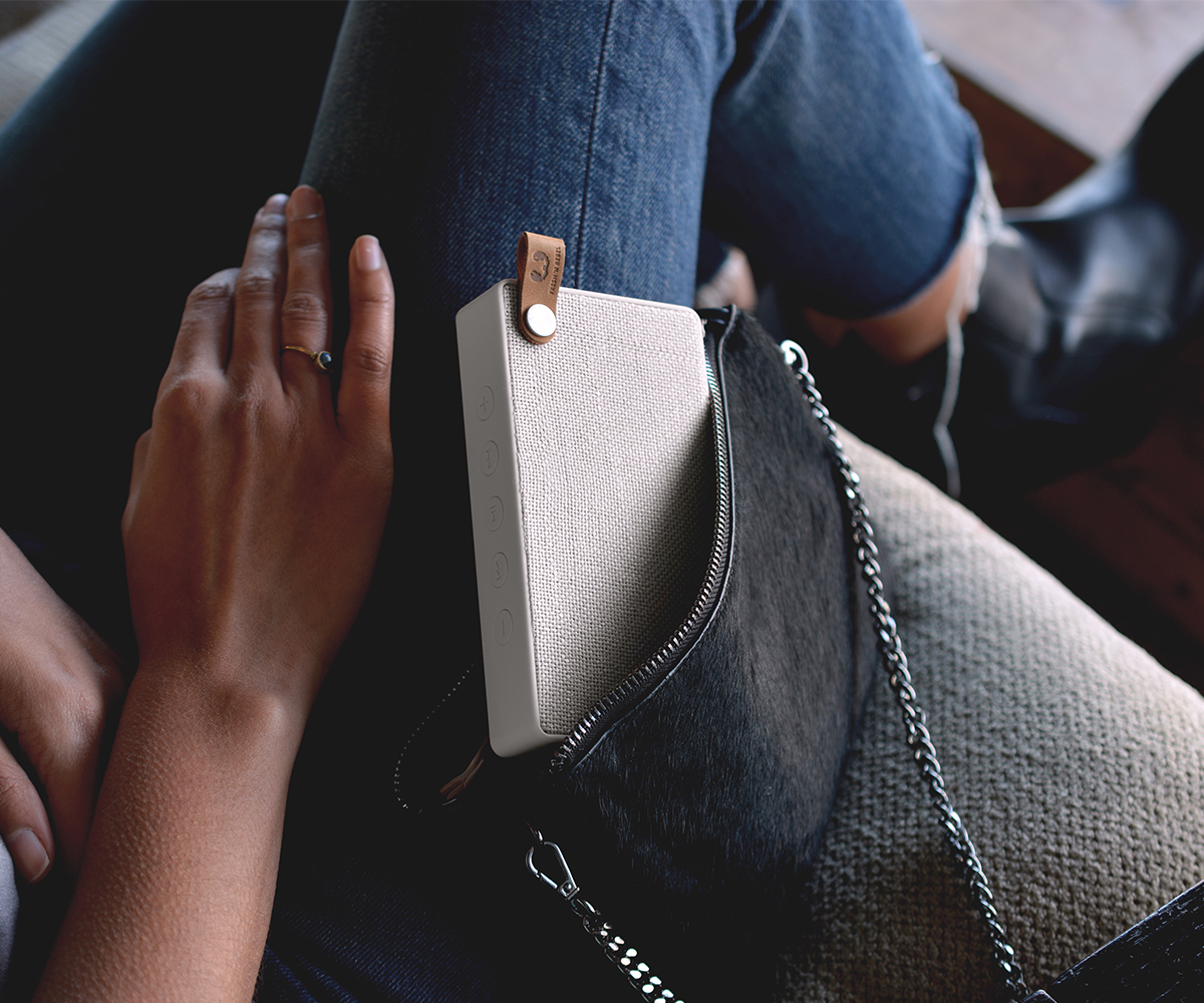 FRESH ‘N REBEL Rockbox Slice Fabriq Edition Bluetooth Lautsprecher, Hellgrau