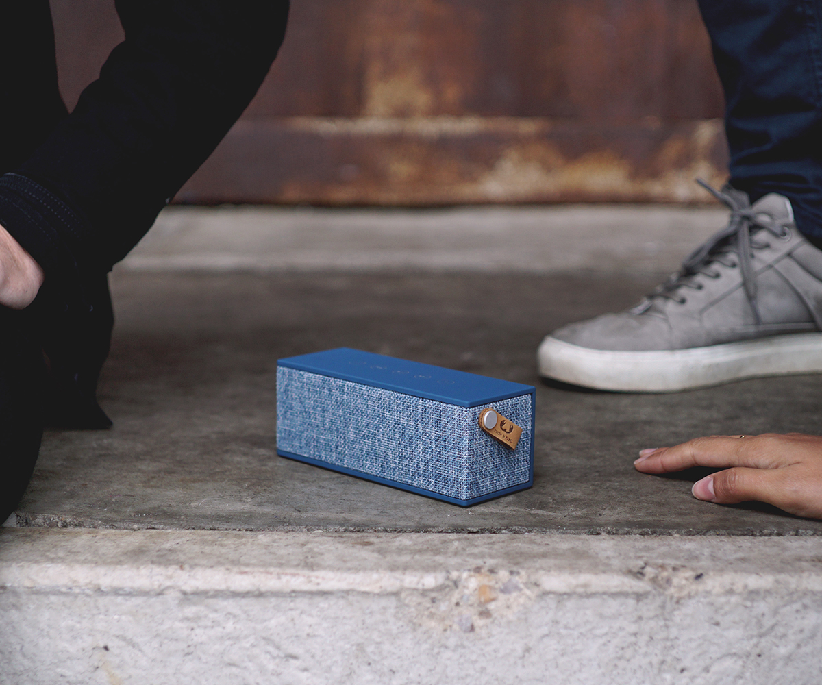 FRESH ‘N REBEL Rockbox Brick Fabriq Edition Bluetooth Lautsprecher, Blau