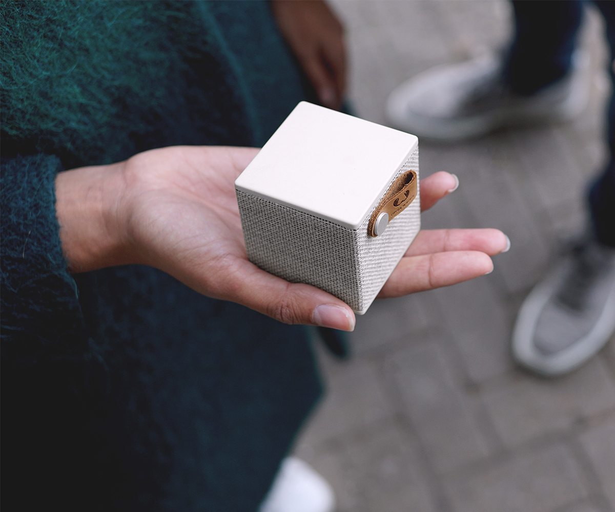 FRESH ‘N REBEL Rockbox Cube Fabriq Edition Bluetooth Lautsprecher, Hellgrau