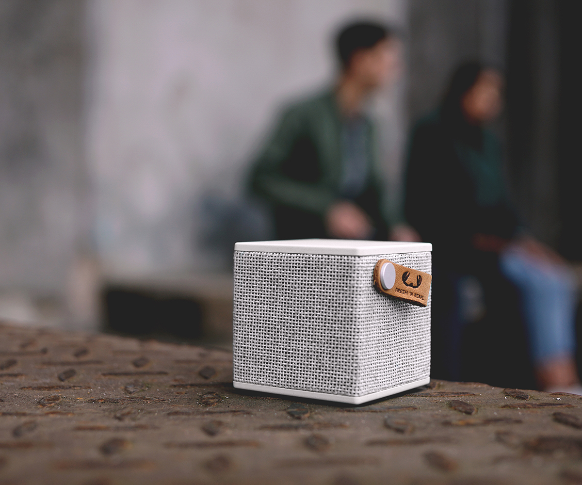 FRESH ‘N REBEL Rockbox Cube Fabriq Edition Bluetooth Lautsprecher, Hellgrau