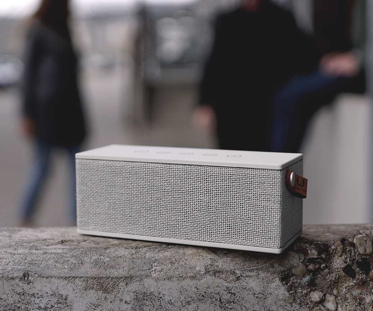 FRESH ‘N REBEL Rockbox Brick Fabriq Edition Bluetooth Lautsprecher, Hellgrau