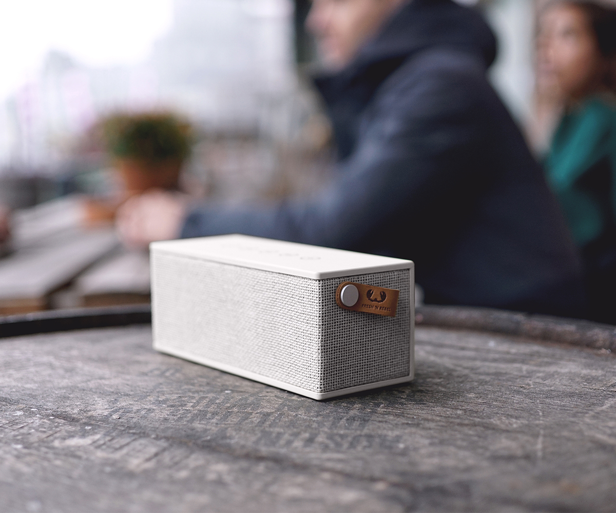 FRESH ‘N REBEL Rockbox Brick Fabriq Edition Bluetooth Lautsprecher, Hellgrau