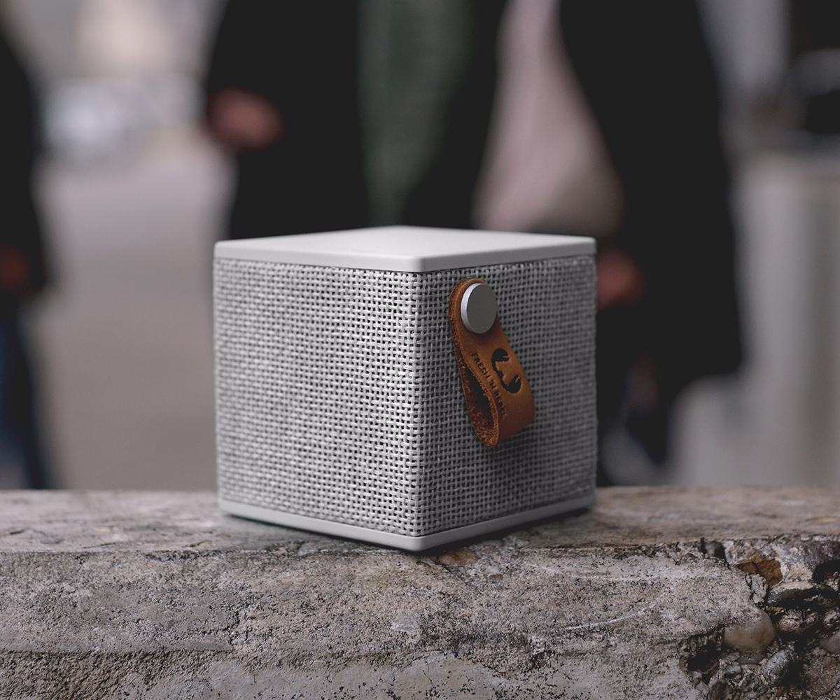 FRESH ‘N REBEL Rockbox Cube Fabriq Edition Bluetooth Lautsprecher, Hellgrau